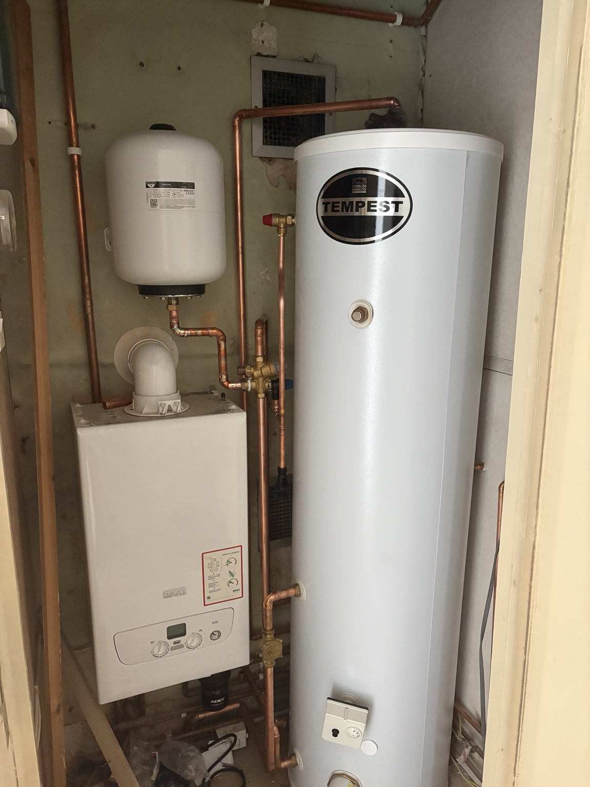 Hot water cylinder and boiler installation